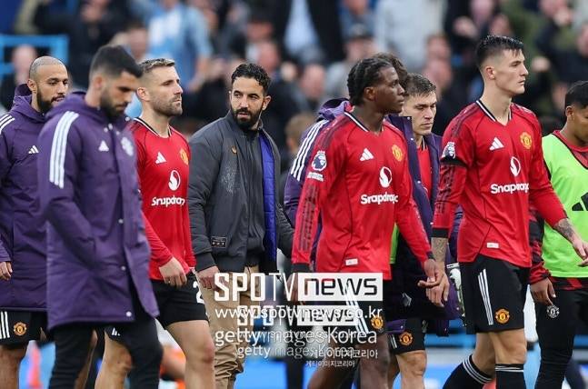 ▲ 텐하흐 뒤를 이어 지휘봉을 쥔 포르투갈 출신 아모림 감독은 맨유를 부활시키겠다던 약속과 달리 막대한 자금 지원에도 역사상 최악의 성적을 남기고 있다. 2억5000만 파운드라는 천문학적인 이적료 투입에도 팀이 제자리를 맴돌자 실망과 분노를 감추지 못하는 분위기다.