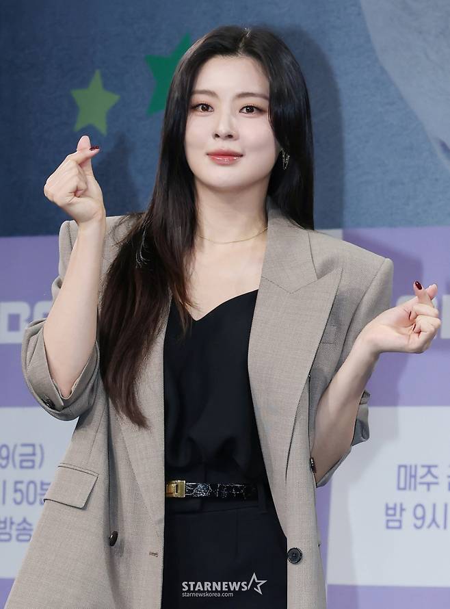 배우 이선빈이 16일 서울 상암동 MBC에서 진행된 새 금토드라마 '달까지 가자' 제작발표회에 참석해 포즈를 취하고 있다.  월급만으론 생존할 수 없는 흙수저 세 여자가 코인 투자에 뛰어들며 벌어지는 하이퍼리얼리즘 생존 드라마 '달까지 가자'는 오는 19일 첫 방송된다. /2025.09.16 /사진=이동훈 photoguy@