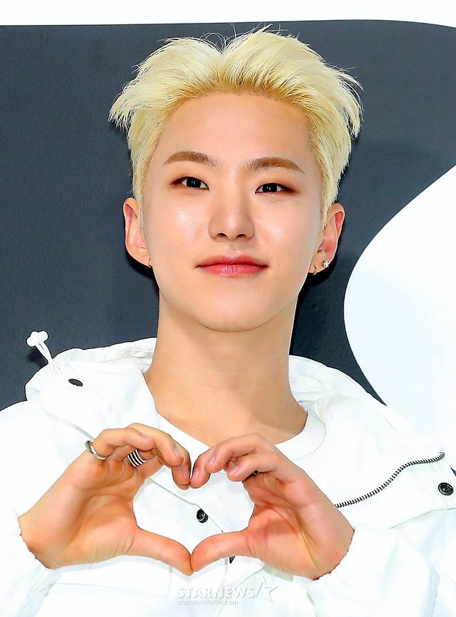 세븐틴 호시가 2024년 12월 11일 오후 서울 성동구 크레아레에서 진행된 패딩 브랜드 캐나다구스 팝업 스토어 오픈 행사에 참석해 포즈를 취하고 있다. 2024.12.11 /사진=김창현 chmt@