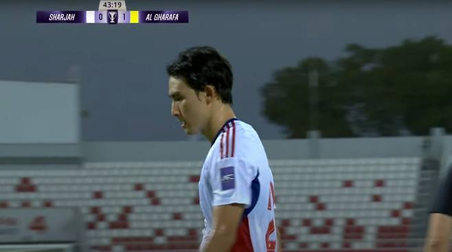 16일 알가라파와의 아시아축구연맹(AFC) 챔피언스리그 엘리트(ACLE) 서아지아지역 리그 스테이지 1차전 알가라파전에서 전반 43분 교체돼 경기장을 빠져나가고 있는 조유민. /사진=AFC 중계 영상 캡처