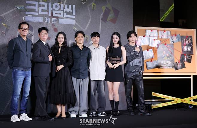 장진 감독, 개그맨 장동민, 방송인 박지윤, 윤현준PD, 황슬우PD, 그룹 아이브 안유진, 배우 김지훈이 16일 서울 구로구 신도림 라마다 호텔에서 열린 넷플릭스 예능 '크라임씬 제로' 제작발표회에 참석해 포즈를 취하고 있다. /2025.09.16 /사진=김휘선 hwijpg@