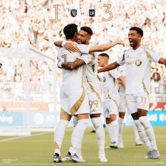 손흥민(왼쪽)과 데니스 부앙가(가운데)가 지난 14일(한국시간) 미국 캘리포니아주 샌타클래라의 리바이스 스타디움에서 열린 산호세 어스퀘이크와의 '2025 미국 메이저리그사커(MLS)' 원정에서 득점 후 기뻐하고 있다. /사진=LA FC 공식 SNS 갈무리