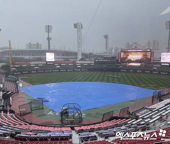 16일 LG 트윈스와 KT 위즈 간의 시즌 14차전이 펼쳐질 수원 KT위즈파크에 폭우가 쏟아지고 있다. 내야엔 대형 방수포가 덮였고, 외야 곳곳엔 물웅덩이가 고였다. 엑스포츠뉴스 수원, 김유민 기자