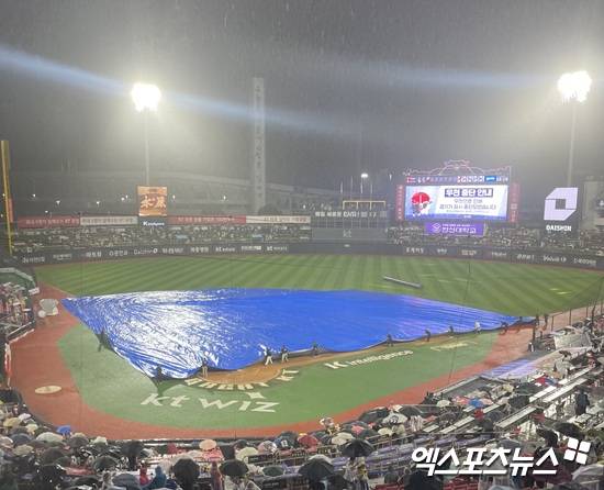 16일 2025 신한 SOL Bank KBO리그 LG 트윈스와 KT 위즈의 팀 간 14차전이 펼쳐지는 수원 KT위즈파크, 3회말 갑자기 굵어진 빗줄기로 인해 경기가 우천 중단됐다. 엑스포츠뉴스 수원, 김유민 기자