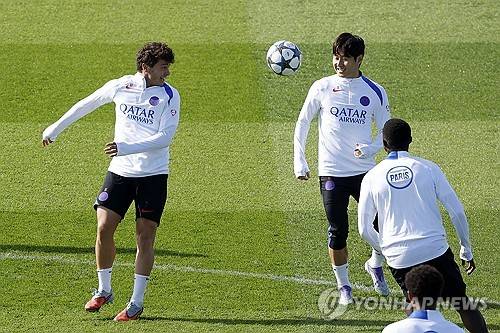 PSG가 16일(한국시간) 공식 홈페이지를 통해 아탈란타와의 2025-2026시즌 유럽축구연맹(UEFA) 챔피언스리그 리그 페이즈 1차전을 앞두고 선수단의 부상자를 알리면서 이강인을 배제했다.&nbsp;  PSG는 오는 18일 오전 4시 프랑스 파리에 있는 PSG 홈구장 파르크 데 프랭스에서 아탈란타와 챔피언스리그 첫 경기를 갖는다.&nbsp;  구단은 프랑스 축구 대표팀 경기에서 부상을 당한 데지레 두에, 우스망 뎀벨레, 그리고 랑스와의 리그1 경기에서 발목이 꺾이는 큰 부상을 당한 루카스 베랄두의 소식만 전했다.&nbsp;연합뉴스