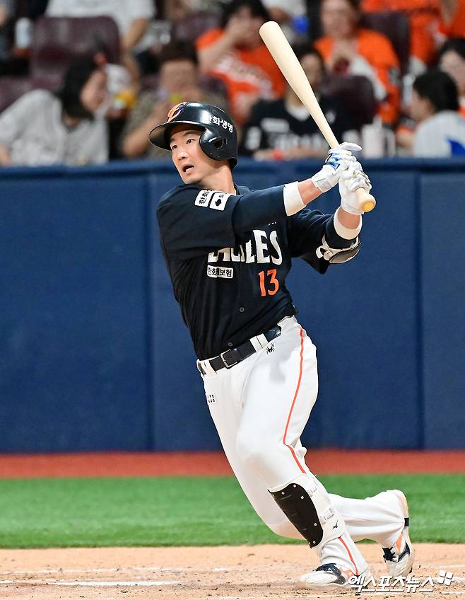 5일 오후 서울 구로구 고척스카이돔에서 열린 '2025 신한 SOL Bank KBO리그' 한화 이글스와 키움 히어로즈의 경기, 4회초 2사 1,2루 한화 최재훈이 좌전안타를 날리고 있다. 엑스포츠뉴스 DB