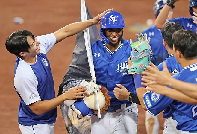 삼성 라이온즈 외국인 타자 르윈 디아즈가 16일 대구 삼성라이온즈파크에서 열린 2025 신한 SOL Bank KBO리그 롯데 자이언츠와의 팀 간 14차전에서 6회말 결승 3점 홈런을 기록한 뒤 기뻐하고 있다. 사진 삼성 라이온즈