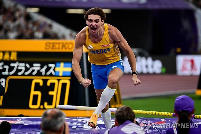 듀플랜티스, 6ｍ30 넘고 세계선수권 3연패 (도쿄 EPA=연합뉴스) 듀플랜티스가 15일 일본 도쿄 국립경기장에서 열린 2025 세게육상선수권 남자 장대높이뛰기 결선에서 6ｍ30의 세계신기록을 세우며 우승한 뒤 기뻐하고 있다.
