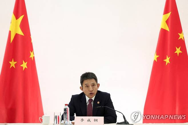 기자회견하는 리청강 중국 상무부 부부장 (마드리드 로이터=연합뉴스 재판매 및 DB금지]