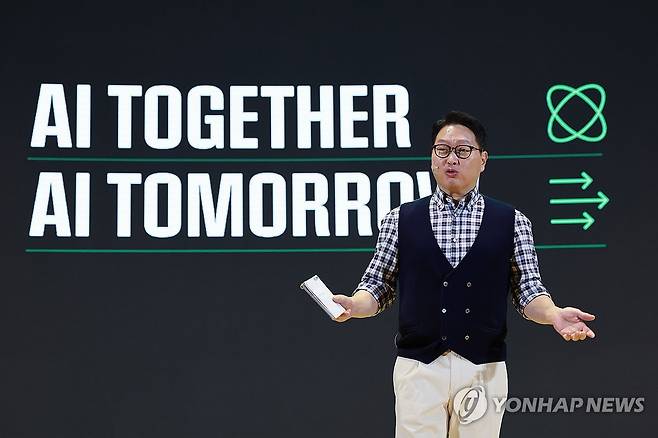 SK AI 서밋서 기조연설 하는 최태원 회장 (서울=연합뉴스) 신현우 기자 = 최태원 SK그룹 회장이 4일 서울 강남구 코엑스에서 열린 SK AI 서밋 2024에서 '협력으로 만들어가는 AI 생태계'를 주제로 기조연설하고 있다. 2024.11.4 nowwego@yna.co.kr