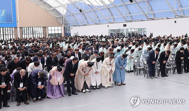 삼척서 열린 전국유림지도자대회 (삼척=연합뉴스) 15일 강원 삼척시 다목적체육관에서 전국유림자도자대회 개회식이 열리고 있다.
    이번 대회는 오는 17일까지 청소년 유교문화 놀이마당, 전통 혼례, 강연 등의 프로그램이 진행된다. 2025.4.15 [삼척시 제공. 재판매 및 DB 금지] yoo21@yna.co.kr