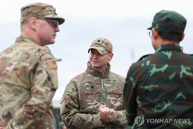 15일(현지시간) 러시아·벨라루스 훈련 지켜보는 슈프 미국 공군 중령 [로이터 연합뉴스. 재판매 및 DB 금지]