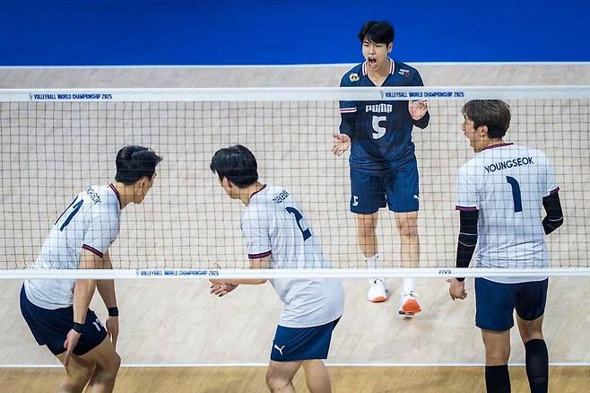 득점 후 기뻐하는 한국 남자배구 대표팀 선수들 [FIVB 홈피 캡처. 재판매 및 DB 금지]