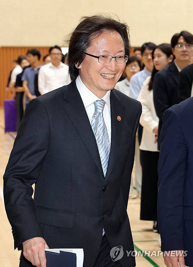 취임식장 입장하는 주병기 공정거래위원장 (세종=연합뉴스) 배재만 기자 = 주병기 신임 공정거래위원장이 16일 정부세종청사 공정위에서 열린 취임식에 참석하기 위해 입장하고 있다. 2025.9.16 scoop@yna.co.kr