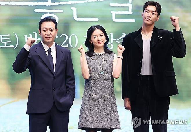 '은수 좋은 날' 파이팅 (서울=연합뉴스) 진연수 기자 = 배우 박용우(왼쪽부터), 이영애, 김영광이 16일 오후 서울 구로구 더세인트에서 열린 KBS 새 토일 미니시리즈 '은수 좋은 날' 제작발표회에서 포즈를 취하고 있다. 2025.9.16 jin90@yna.co.kr