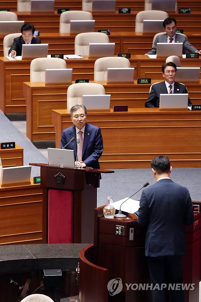 답변하는 조현 외교부 장관 (서울=연합뉴스) 김주성 기자 = 조현 외교부 장관이 16일 외교·통일·안보 분야 대정부 질문이 진행된 국회 본회의에서 한미 관세 협상과 관련한 국민의힘 김건 의원의 질문에 답하고 있다. 2025.9.16 utzza@yna.co.kr