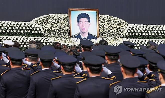 갯벌 고립 노인 구하다 숨진 고 이재석 경사 영결식 (인천=연합뉴스) 임순석 기자 = 15일 인천 서구 인천해양경찰서에서 '해양경찰관 고(故) 이재석 경사 영결식'이 엄수되고 있다. 2025.9.15 [공동취재] soonseok02@yna.co.kr