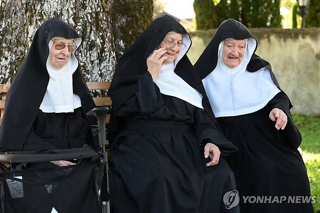 요양원 생활을 거부하고 잘츠부르크 인근 수도원 '골든슈타인 성'으로 돌아온 리타·레지나·베르나데트 수녀 [로이터 연합뉴스 자료사진. 재배포 및 DB 금지]