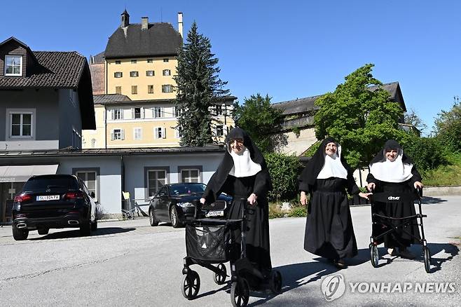 골든슈타인 성을 걷는 세 수녀들 [로이터 연합뉴스]