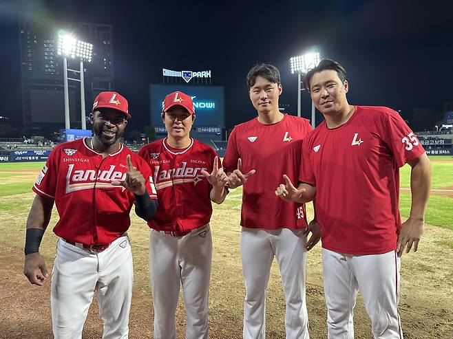 프로야구 역대 네 번째 네 타자 연속 홈런 날린 주역들 프로야구 SSG 랜더스 기예르모 에레디아, 최정, 류효승, 한유섬(왼쪽부터)이 16일 창원NC파크에서 열린 NC 다이노스와 방문 경기를 마친 뒤 포즈를 취하고 있다. 네 선수는 4회 공격에서 프로야구 역대 네 번째 네 타자 연속 홈런을 합작했다. [SSG 랜더스 제공. 재배포 및 DB 금지]