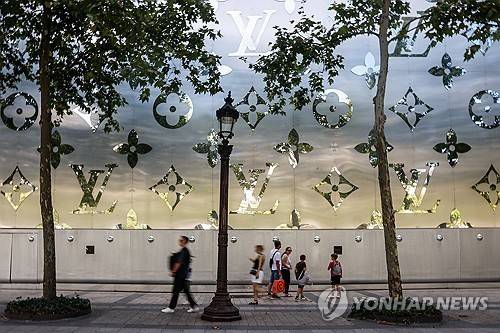 루이뷔통 관련 공사가 진행중인 샹젤리제 건물. 카타르 국부펀드 소유 건물이다. [EPA 연합뉴스 자료사진. 재판매 및 DB 금지]