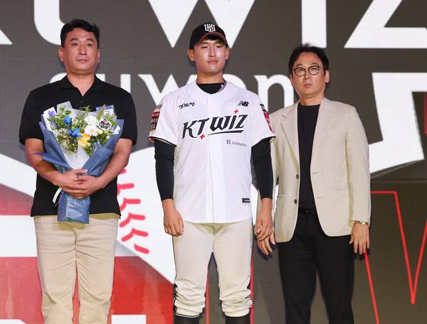 17일 서울 송파구 롯데호텔 월드에서 열린 2026 KBO 신인 드래프트에서 kt wiz에 1라운드 6순위 지명을 받은 전주고 박지훈(가운데)과 아버지, 나도현 kt wiz 단장(오른쪽)이 포즈를 취하고 있다. 2025.9.17 /연합뉴스