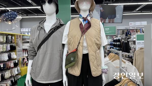 다이소 포천송우리점 의류 코너에 ‘후디 아노락’, ‘누빔 패딩 조끼’ 등 가을 의류 신제품이 진열돼 있다. 2025.9.16 /윤혜경기자 hyegyung@kyeongin.com