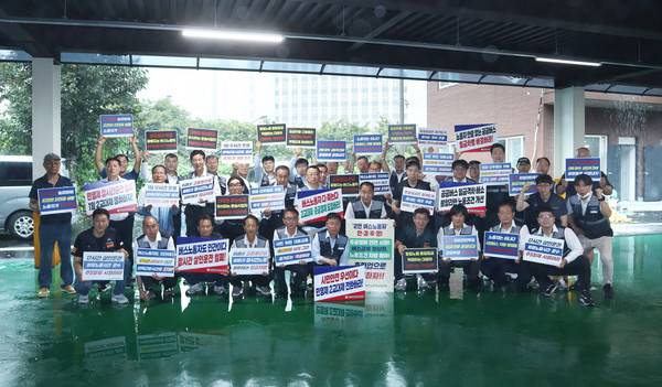 9월 23일 파업 찬반투표를 앞두고, 경기지역 자동차노조 용남고속버스라인 지부 조합원들이 수원 권선구 서부공영차고지 앞에서 가두선전전을 진행하고 있다.[사진=경기지역자동차노동조합]