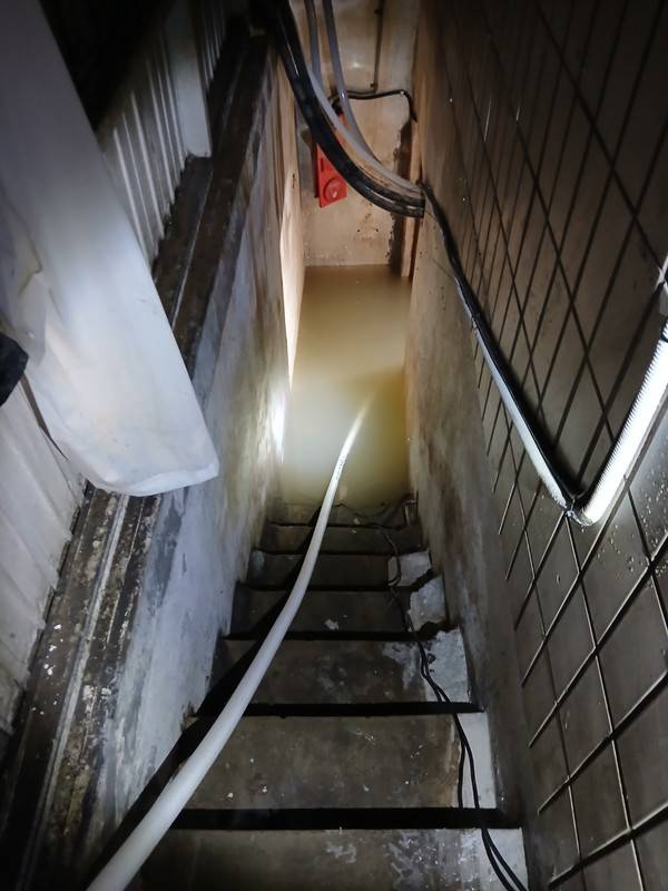 오늘(15) 오후 12시 58분 서구 신현동의 한 건물에서 지하침수가 발생했다. [사진=인천소방본부]