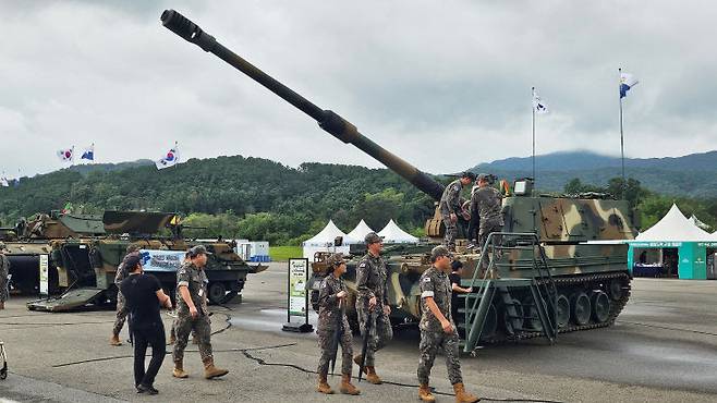 계룡軍문화축제가 시민과 함께하는 융복합 축제 모델로 17일 개막한 가운데 29일까지 다양한 체험행사가 진행된다. (사진=고영준 기자)