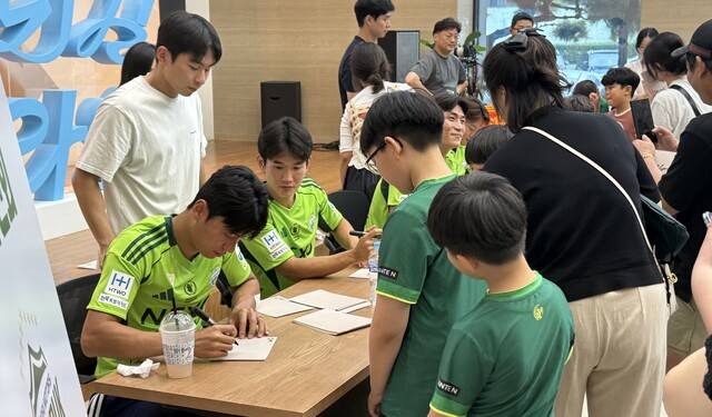지난 16일 오후 1시 전북은행 본점 1층 JB스퀘어에서 2025 전북은행과 함께하는 전북현대모터스FC 팬 사인회가 열린 가운데 전진우·김진규·박진섭·이승우·송범근 선수가 팬들을 위해 사인을 하고 있다. 박현우 기자