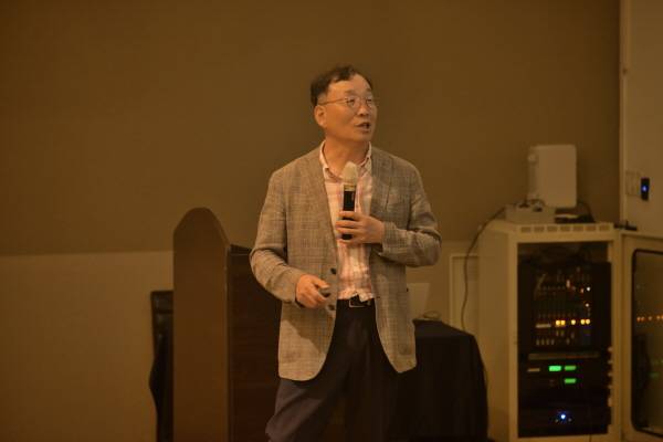 허성원 변리사가 "인생에서 가장 경계해야 하는 것은 곧 성공이다"며 원우들 앞에서 강의를 하고 있다.