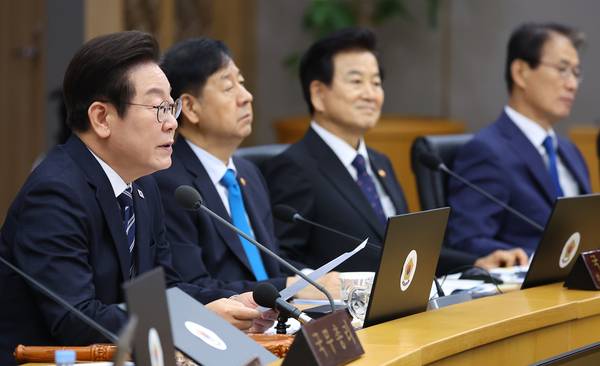 이재명 대통령이 16일 정부세종청사에서 제42회 국무회의를 주재하고 있다. /연합뉴스