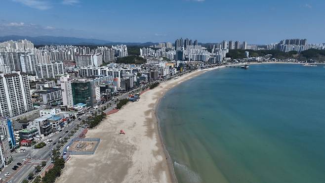 포항 영일대 해수욕장 주변 모텔과 호텔, 상가가 빽빽이 들어선 모습이 한눈에 들어온다. /경북매일DB
