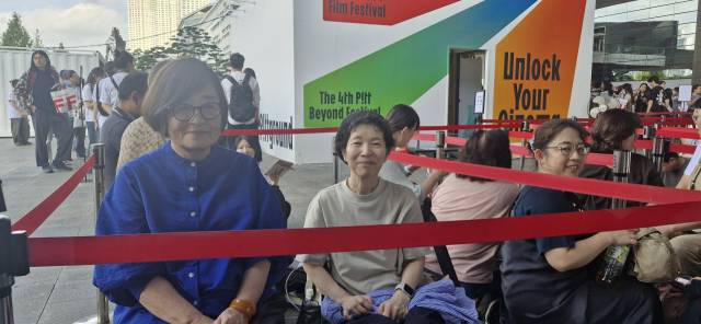 드랍존 맨 앞자리를 차지한 일본인 츠카다 세츠코(왼쪽) 씨와 다카하시 아키에 씨. 이들은 이날 오전 6시부터 줄을 서고 있다. 입장은 오후 4시부터 가능하다. 김희돈 기자