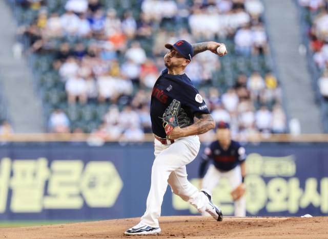 롯데 자이언츠 선발투수 벨라스케즈가 지난 8월 19일 서울 잠실야구장에서 열린 2025 프로야구 LG 트윈스전에서 공을 던지고 있다. 연합뉴스