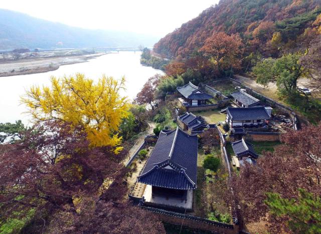 밀양강변 언덕의 월연정./밀양시/