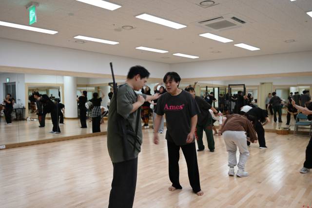 지난 10일 오후 거제문화예술회관 연습실에서 진행된 거제 극단 예도의 창작 뮤지컬 ‘거제도’ 연습 현장./한유진 기자/