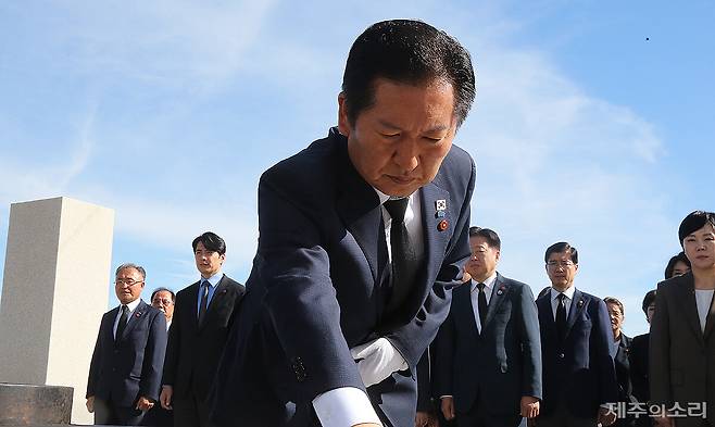 더불어민주당이 17일 제주4.3평화공원을 참배하는 등 제주에서 현장최고위원회의를 열어 각종 현안에 대해 언급했다. ⓒ제주의소리