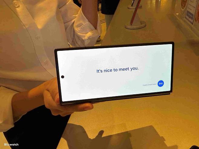 17일 GPA 체험 부스에서 삼성전자는 신제품 갤럭시 폴드7의 듀얼 스크린 모드를 활용해 실시간 통역 기능을 소개했다./사진=왕보경 기자