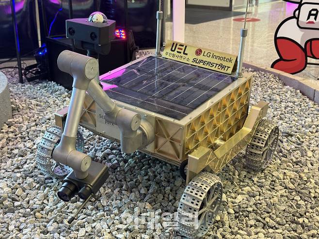 LG의 카메라 모듈, 배터리 셀, 통신 모듈용 안테나가 탑재된 무인탐사연구소의 달 탐사 로버 모습(사진=LG)