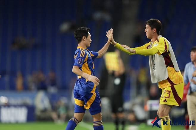 엄원상이 동점 골을 넣고 동료와 기쁨을 나누고 있다. 사진=한국프로축구연맹