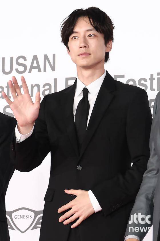 17일 오후 부산 해운대구 우동 영화의 전당에서 30회 부산국제영화제(BIFF) 개막식이 열렸다. 배우 사카구치 켄타로가 포즈를 취하고 있다. 부산=박세완 엔터뉴스팀 기자 park.sewan@jtbc.co.kr