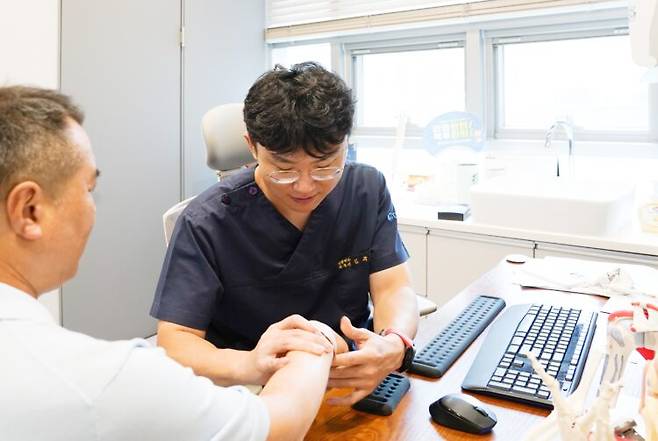 의외로 많은 사람들이 손목 통증으로 고통을 받는다. 임극필 병원장은 "신경과 힘줄이 지나는 손목 터널에 부종이 생기거나 과도한 반복 사용으로 압력이 높아지면, 신경이 눌리면서 '손목터널증후군'이 생긴다"고 했다. [사진=부산 더탄탄병원]