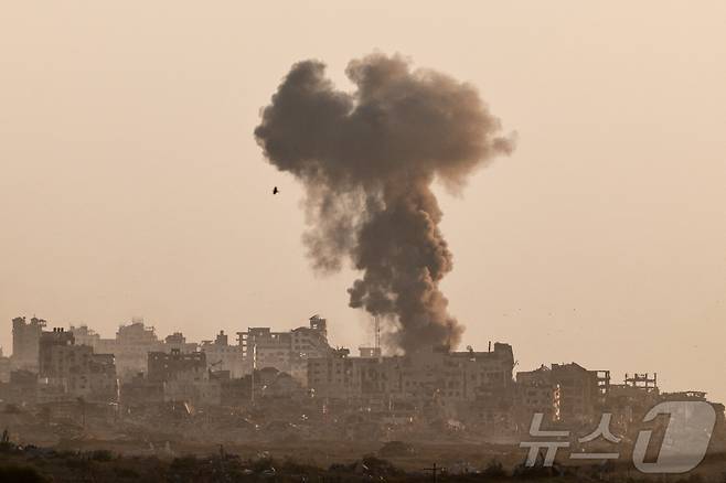 16일(현지시간) 가자지구에서 폭발 뒤 연기가 피어오르고 있다. 이스라엘이 이날 가자지구 최대 도시인 가자시티에 지상군을 투입해 20명 이상이 숨지고 수십 명이 다쳤다. 2025.09.16. ⓒ 로이터=뉴스1 ⓒ News1 윤다정 기자