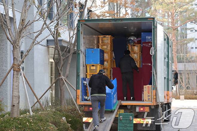 서울 강동구 올림픽파크포레온 아파트 단지에서 이삿짐센터 직원들이 짐을 옮기고 있다.  ⓒ News1 장수영 기자