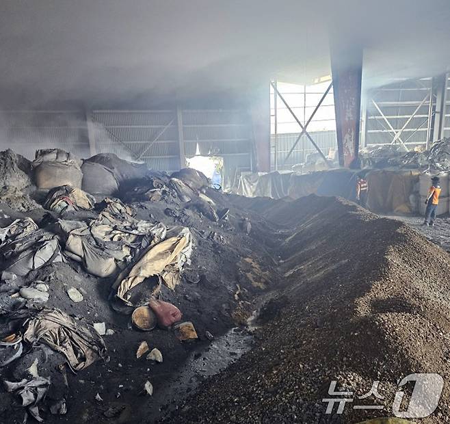 지난 13일 오전 8시 38분쯤 전남 광양시 도이동의 한 폐자재 보관창고에서 불이난 소방당국이 나흘째 진화작업을 벌이고 있다.(전남소방본부 제공. 재판매 및 DB 금지)