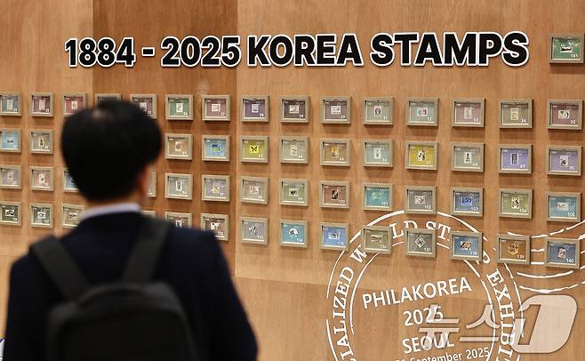 17일 서울 강서구 코엑스 마곡에서 열린 '세계우표전시회 필라코리아2025'에서 관람객들이 우정 141년을 기념한 전시물을 살펴보고 있다. 2025.9.17/뉴스1 ⓒ News1 김도우 기자