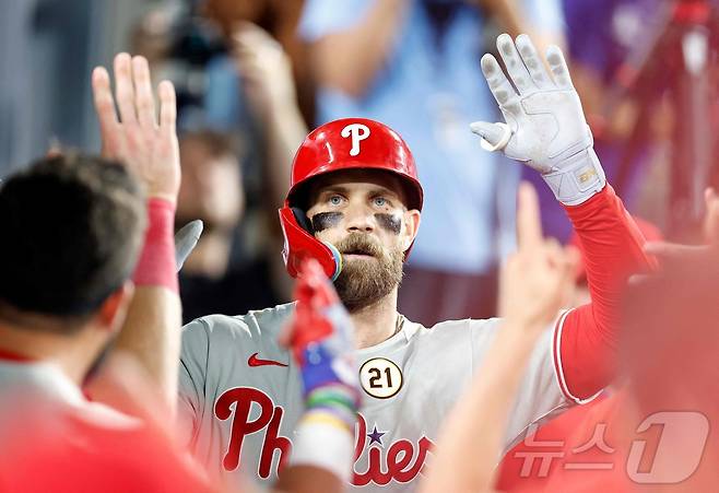 필라델피아 필리스는 17일(한국시간) 열린 2025 메이저리그 LA 다저스와 원정 경기에서 홈런 세 방을 터뜨려 9-6으로 이겼다. ⓒ AFP=뉴스1