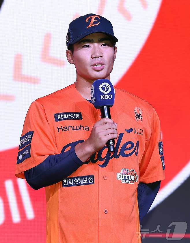 17일 오후 서울 송파구 롯데호텔 월드에서 열린 ‘2026 KBO 신인 드래프트’에서 1라운드 3순위로 한화 이글스에 선발된 오재원이 소감을 말하고 있다. 2025.9.17/뉴스1 ⓒ News1 김진환 기자